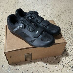 RBEUT Cycling Shoes with Cleats (Size 11)
